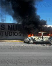 Foto descriptiva de: Arde camioneta en la calle Lago de Chapala; Adriana detectó humo saliendo del área del cenicero