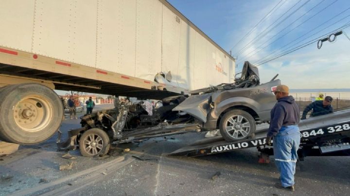 Joven de 22 años queda prensado en brutal accidente; tráiler invade carril y lo deja grave | VIDEO