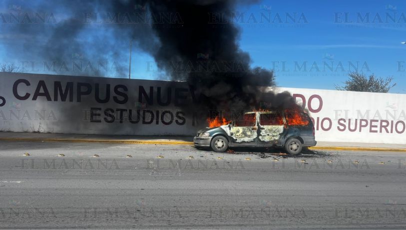 Arde camioneta en la calle Lago de Chapala; Adriana detectó humo saliendo del área del cenicero