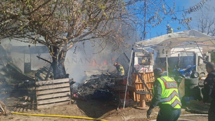 Se incendia casa de madera en la colonia Victoria; llamas consumieron todo a su paso | VIDEO