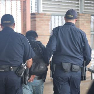 Intentó entrar por Laredo y terminó arrestado; tenía orden por hacerle esto a un menor