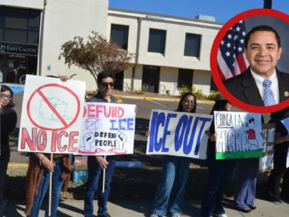 Realizan protestas afuera de las oficinas del congresista Henry Cuellar en Laredo | VIDEO