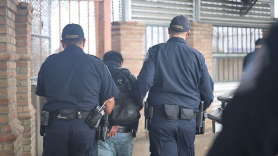 Intentó entrar por Laredo y terminó arrestado; tenía orden por hacerle esto a un menor