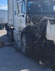 Foto descriptiva de: Marcos causó aparatoso choque entre dos tráileres en el Libramiento Mex 2; deja importantes daños