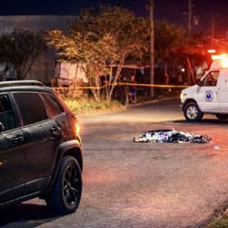 Conductor con placas de Texas arrolla y mata a joven motociclista; la deja tendida y huye