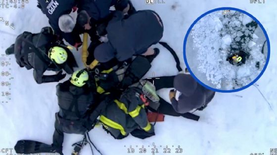 Rescate heroico en Queens evita tragedia; salvan a tres jóvenes que cayeron al hielo | VIDEO