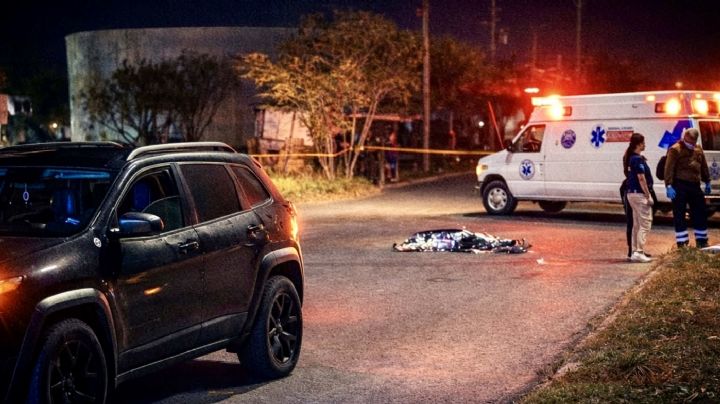 Motociclista muere tras ser embestida por camioneta con placas de Texas; conductor se da a la fuga