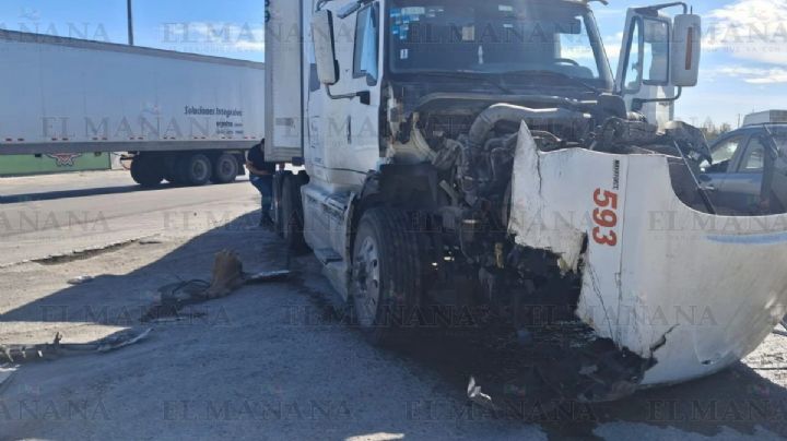 Marcos causó aparatoso choque entre dos tráileres en el Libramiento Mex 2; destrozó toda la unidad