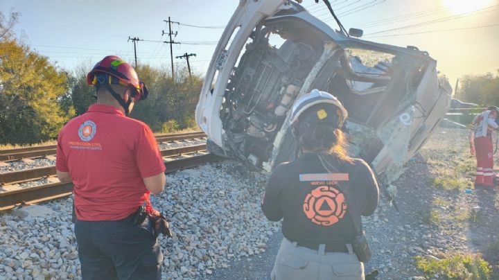 Camión de personal es embestido tras intentar ganarle el paso al tren en Pesquería; hay dos muertos