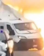 Foto descriptiva de: Comando armado intercepta camioneta blindada y provoca explosión | VIDEO