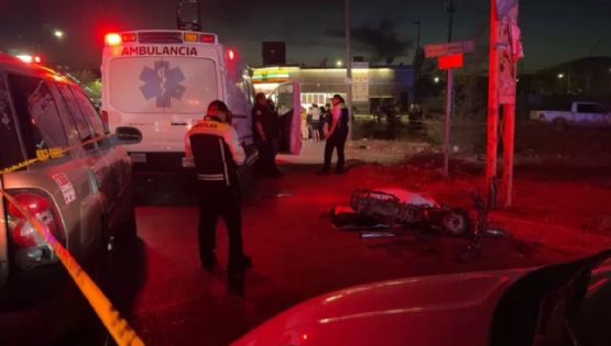 Motociclista se impacta contra poste de la CFE; derrapó para evitar chocar