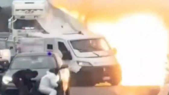 Comando armado intercepta camioneta blindada y provoca explosión | VIDEO