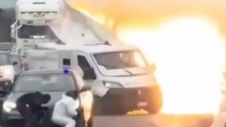 Comando armado intercepta camioneta blindada y provoca explosión | VIDEO