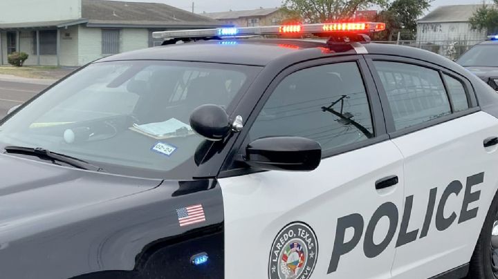 Joven ladrón roba artículos de un auto sin saber que una cámara de video lo vigilaba