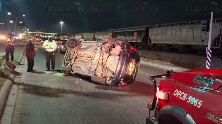 Abuelito sufre volcadura en la Carretera Anáhuac; pegó la llanta contra la banqueta