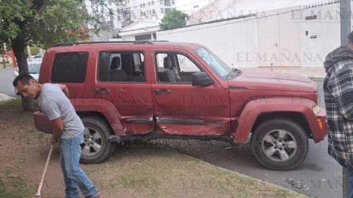 Mujer se pasa el alto y provoca fuerte choque en Nuevo Laredo; casi atropellan a jardinero