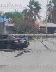 Foto descriptiva de: Mujer cafre se estrella contra poste de concreto de la CFE; dejó sin luz a El Campanario