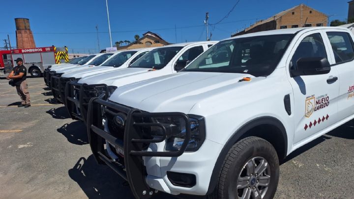 Entregan unidades de Protección Civil y Bomberos; son 20 camionetas y una apagadora