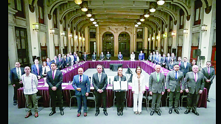 Blindan precio de la gasolina; Sheinbaum pacta con empresarios tope por litro del combustible