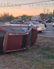 Foto descriptiva de: Fuerte volcadura en el Bulevar Colosio; accidente fue causado por una Ford Explorer