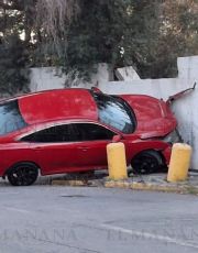 Foto descriptiva de: Conductor 'endemoniado' se estampa contra barda en Nuevo Laredo; ¡fue un choque de película!