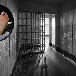 Hombre sale por ‘la puerta falsa’ al interior de su celda; había sido detenido por faltas administrativas