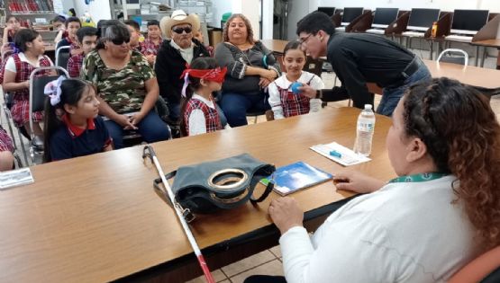 Ofrecen lectura en braille a niños de primaria en Biblioteca Fidel Cuéllar