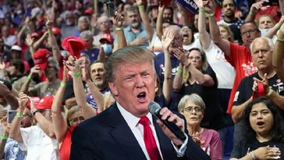 Mujer se desmaya en mitin de Trump y él ordena poner 'Ave María' mientras la atienden | VIDEO