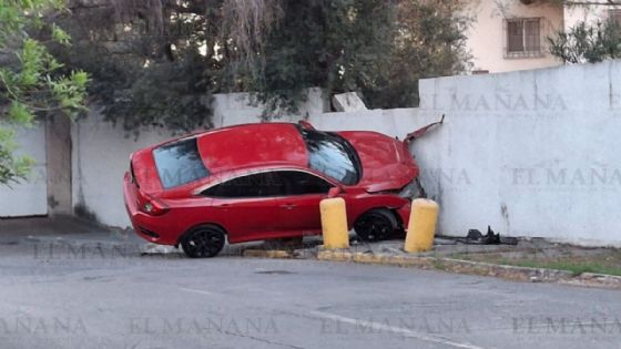 Conductor 'endemoniado' se estampa contra barda en Nuevo Laredo; ¡fue un choque de película!