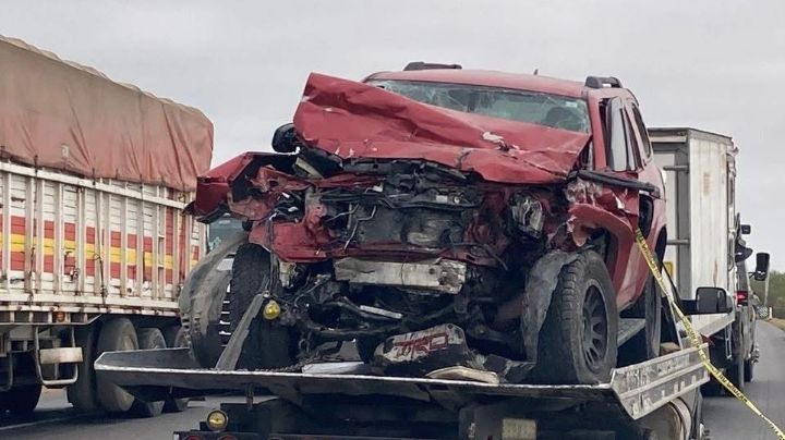 Fatal choque en carretera Victoria-Zaragoza; camioneta invade carril y choca de frente contra camión