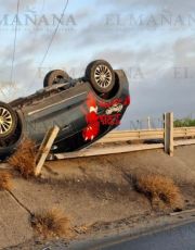 Foto descriptiva de: Volcadura de película por la Carretera Aeropuerto; conductor brincó de un carril a otro y se 'esfumó'