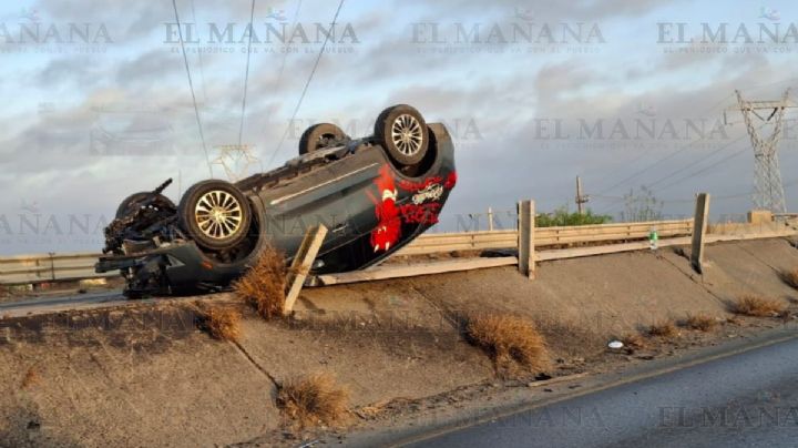 Volcadura de película por la Carretera Aeropuerto; conductor brincó de un carril a otro y se 'esfumó'