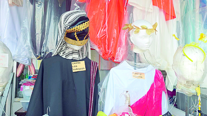 Sube venta de trajes y disfraces en Nuevo Laredo; festivales de primavera y desfiles, el motivo