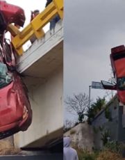 Foto descriptiva de: Fatal accidente en Puebla; auto queda colgando de un puente y una mujer fallece en el lugar | VIDEO