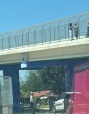 Foto descriptiva de: Mujer intenta quitarse la vida en Laredo; valiente policía logra rescatarla