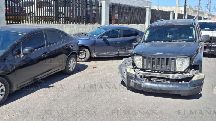 Jeep se lleva de encuentro dos vehículos estacionados cerca de Oradel; volante se puso duro