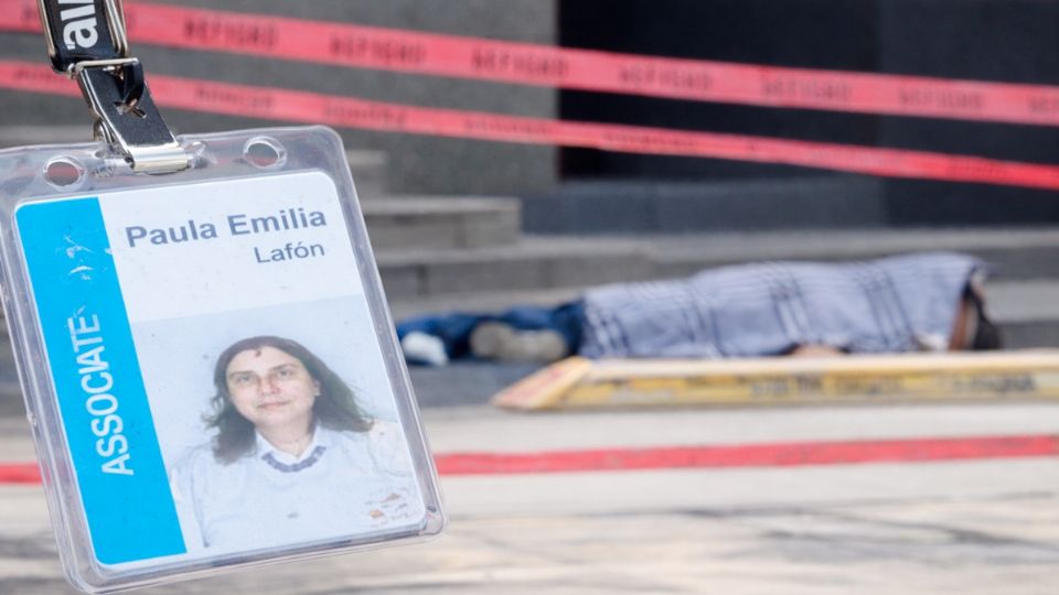 El gafete de Paula Emilia quedó a un lado de su cuerpo