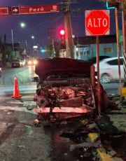 Foto descriptiva de: Fuerte choque en Nuevo Laredo: dejan Mercedes incrustado y desaparecen; traía conductor 'fantasma'