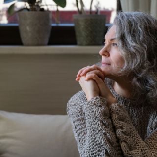 Personas de 60 años sin amigos: ¿Cargan el peso emocional de los demás?