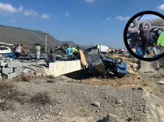 Trágica volcadura de tráiler cargado con blocks deja una persona muerta y una prensada en Tamaulipas