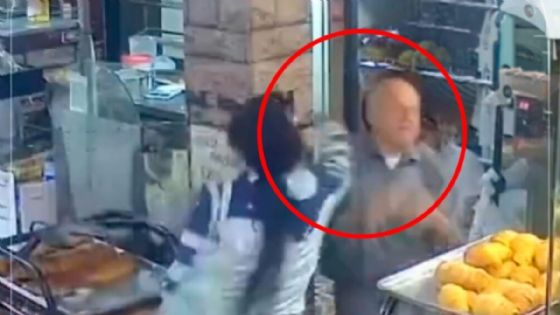 Mujer golpea salvajemente a abuelito panadero; se tardó mucho en atenderla | VIDEO