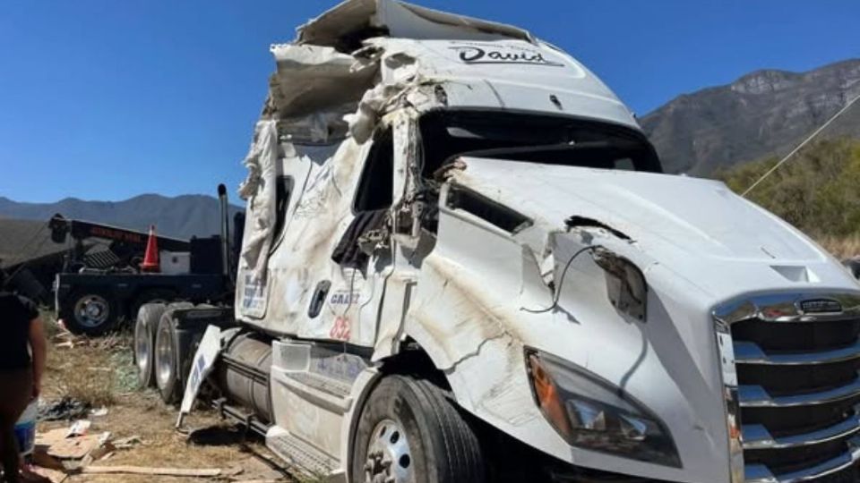 La cabina quedó completamente destrozada tras la volcadura que cobró la vida del operador