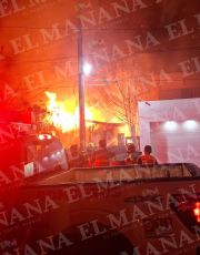 Foto descriptiva de: Voraz incendio destruye vivienda en la colonia Álamos; familia se salva de milagro