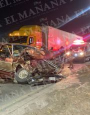 Foto descriptiva de: Tráiler embiste camioneta y deja a conductor prensado en la Carretera Nacional