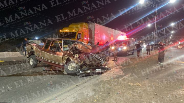 Tráiler embiste camioneta y deja a conductor prensado en la Carretera Nacional