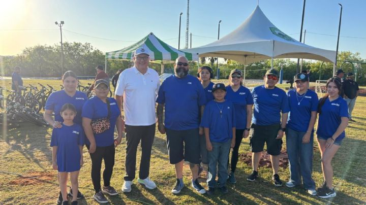 Familias recorren parques de Laredo en bicicleta y dan bienvenida a la primavera