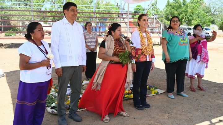 Claudia Sheinbaum reconoce labor de  mujeres traductoras de las lenguas indígenas