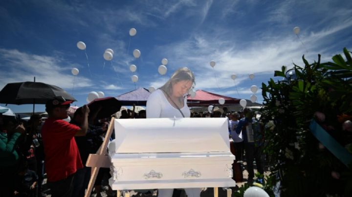 Entre lagrimas dan el último adiós a Eitan Daniel, niño asesinado por su madre; así fue su sepultura