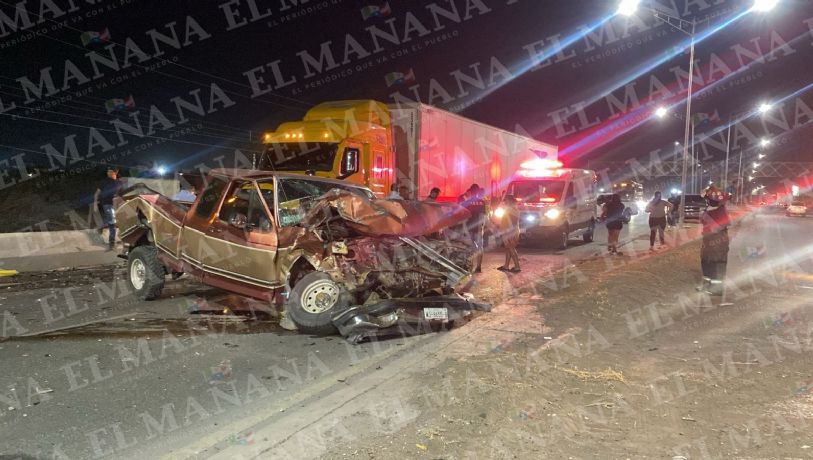 Tráiler embiste camioneta y deja a conductor prensado en la Carretera Nacional