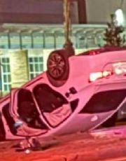 Foto descriptiva de: Pareja sufre aparatosa volcadura en Laredo; conductor habría estado alcoholizado y traía una pistola